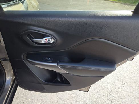 Used 2019 Jeep Cherokee Latitude Plus w/ Comfort/Convenience Group image 7