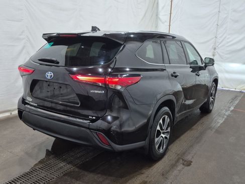 Used 2021 Toyota Highlander XLE AWD/4WD image 3