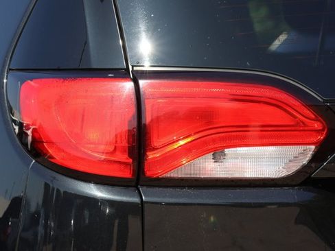 Used 2017 Chrysler Pacifica LX FWD image 11