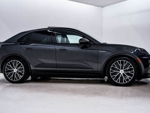 Certified 2025 Porsche Macan Electric image 9