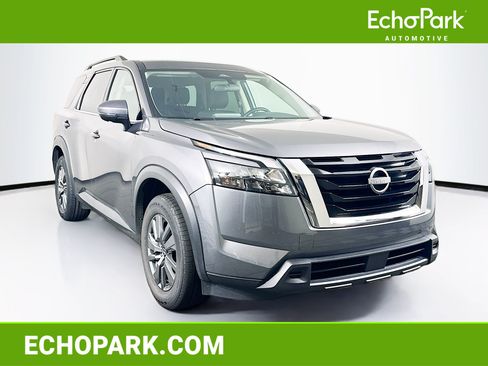 Used 2025 Nissan Pathfinder SV FWD image 1