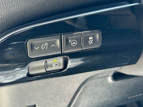 Used 2020 Toyota Prius LE FWD image 23