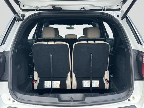 Used 2019 Ford Explorer XLT w/ Equipment Group 202A AWD/4WD image 18