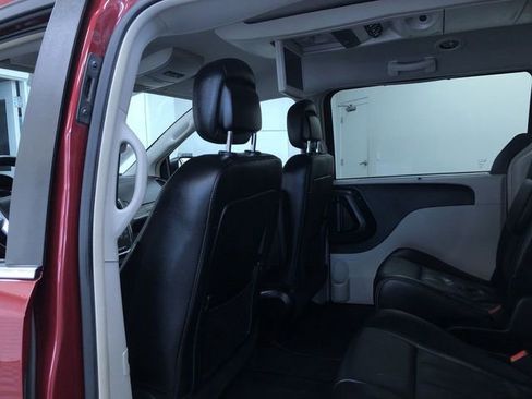 Used 2015 Chrysler Town & Country Touring FWD image 19
