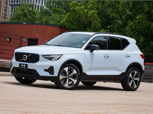 Certified 2024 Volvo XC40 B5 Core AWD/4WD image 1