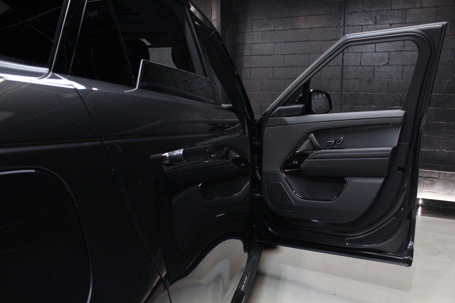 Used 2025 Land Rover Range Rover Sport SE AWD/4WD image 32
