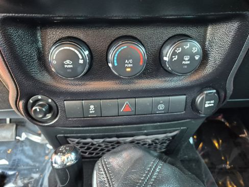 Used 2018 Jeep Wrangler Unlimited Rubicon w/ Connectivity Group AWD/4WD image 29