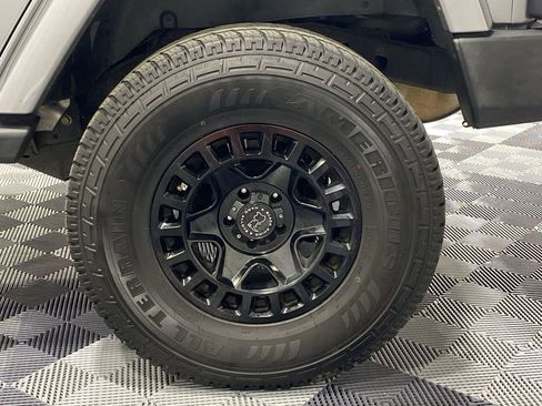 Used 2016 Jeep Wrangler Unlimited Sahara image 31