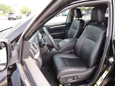 Used 2019 Toyota Highlander XLE AWD/4WD image 10