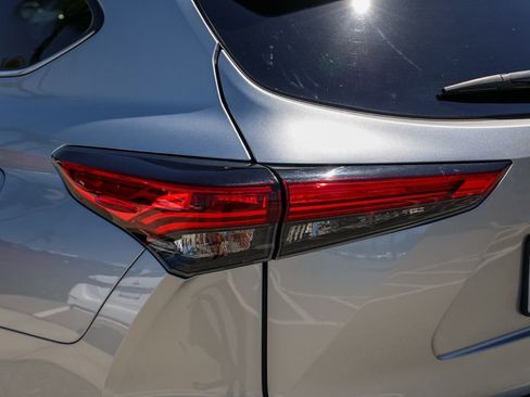 Used 2023 Toyota Highlander Limited FWD image 7
