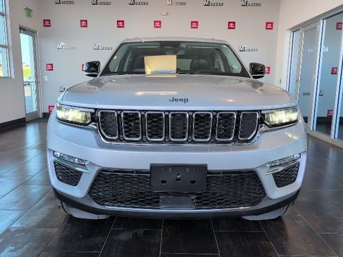 Used 2023 Jeep Grand Cherokee Limited image 3