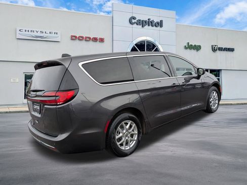 Used 2023 Chrysler Pacifica Touring-L FWD image 4
