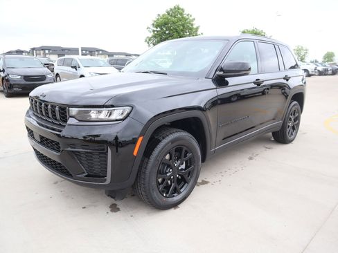 New 2026 Jeep Grand Cherokee Altitude AWD/4WD image 11