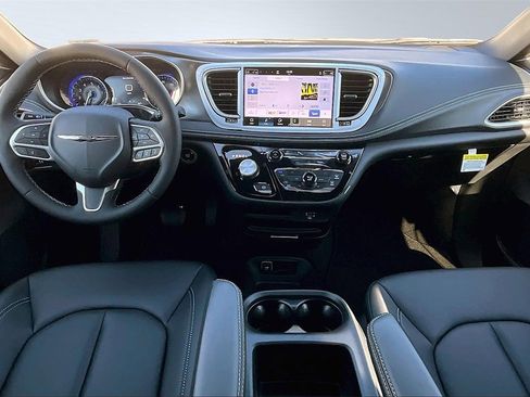 New 2026 Chrysler Pacifica Select image 5