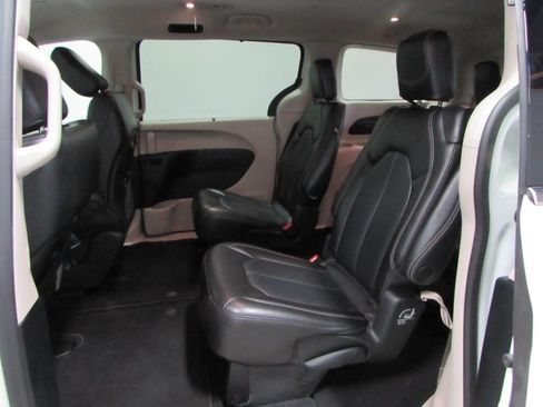 Used 2023 Chrysler Pacifica Touring-L FWD image 14