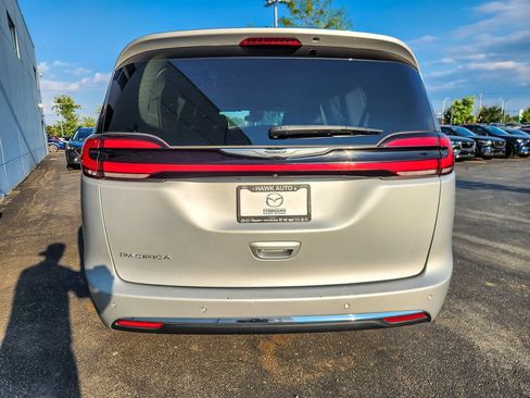 Used 2024 Chrysler Pacifica Touring-L FWD image 5