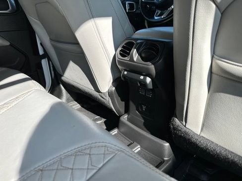 Used 2022 Jeep Wrangler Unlimited Sahara AWD/4WD image 22