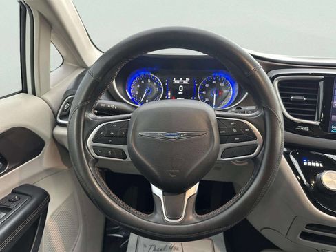 Used 2018 Chrysler Pacifica Touring-L FWD image 21