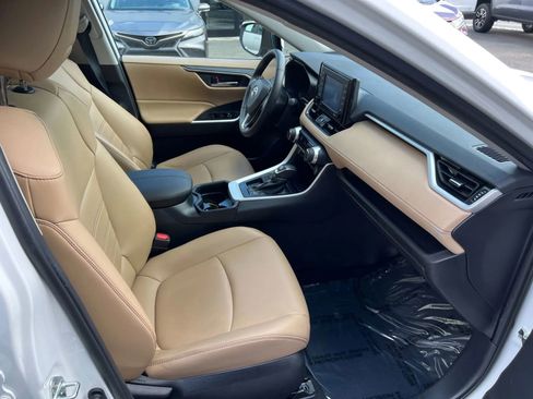 Used 2020 Toyota RAV4 XLE Premium image 10