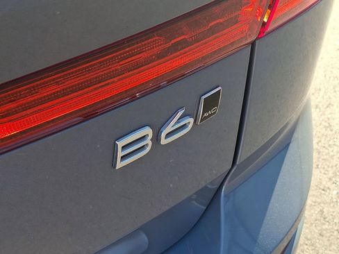 Certified 2022 Volvo XC60 B6 R-Design w/ Advanced Package image 29