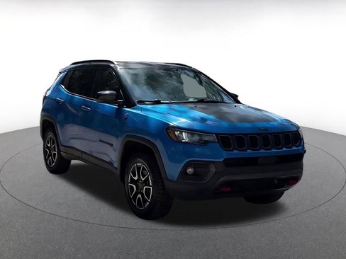 Used 2025 Jeep Compass Trailhawk AWD/4WD image 3