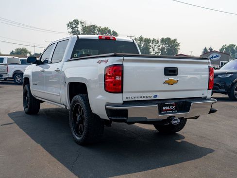 Used 2018 Chevrolet Silverado 1500 LT w/ LT Eassist Package AWD/4WD image 11