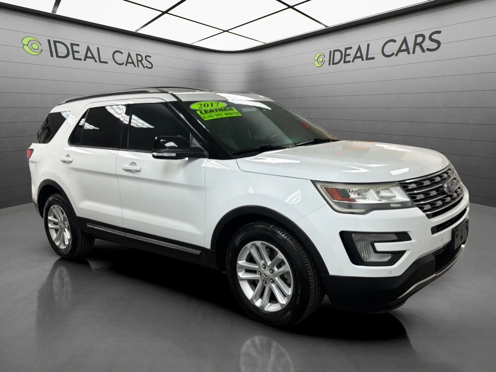 Used 2017 Ford Explorer XLT w/ Equipment Group 202A FWD image 3