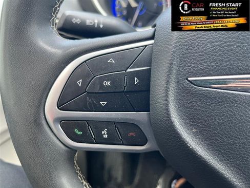 Used 2024 Chrysler Pacifica Touring-L image 26