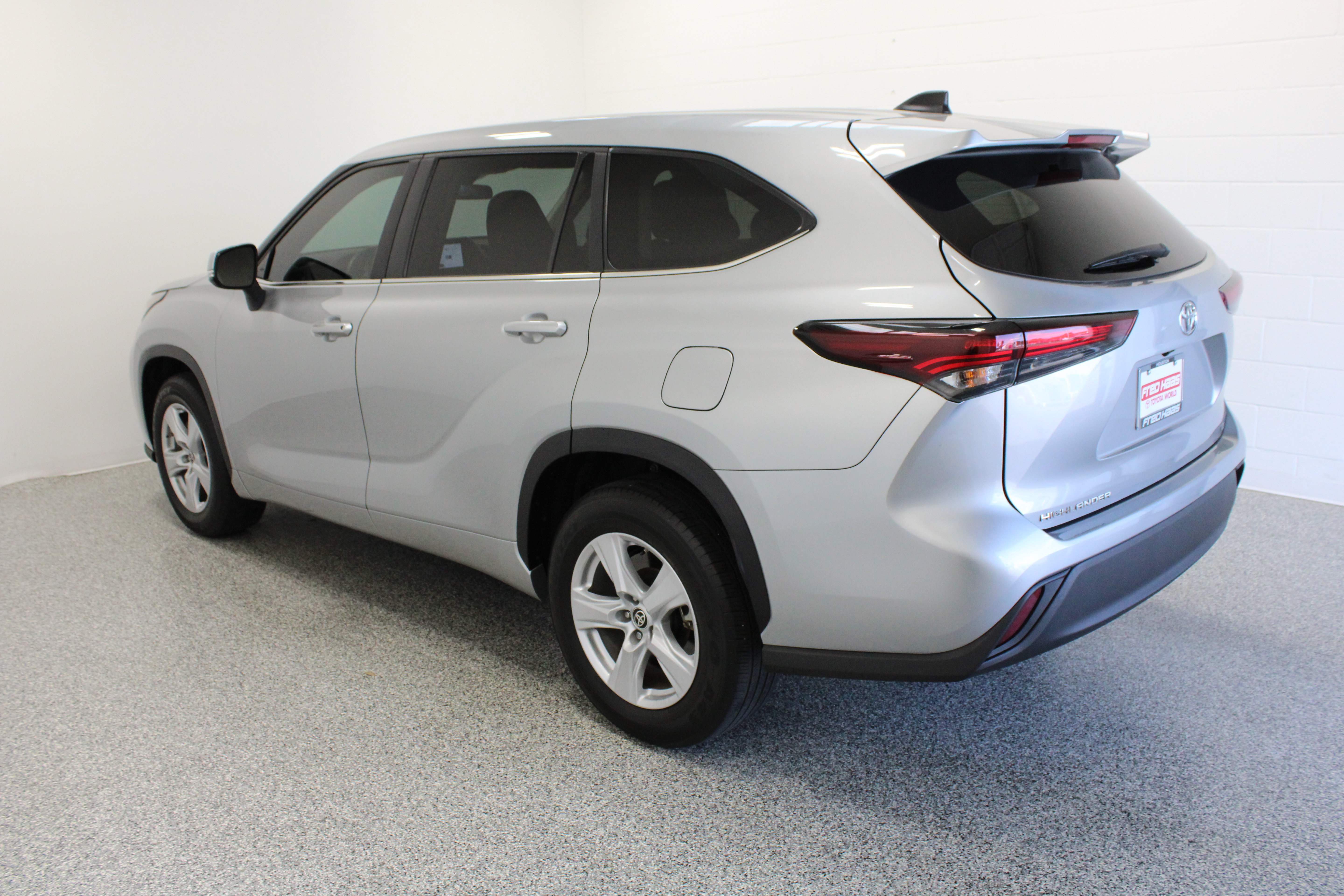 Used 2025 Toyota Highlander LE FWD image 9