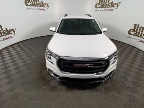Used 2024 GMC Terrain SLE w/ Driver Convenience Package FWD image 3