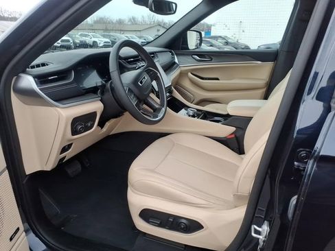 Used 2024 Jeep Grand Cherokee L Limited w/ Black Appearance Package image 3