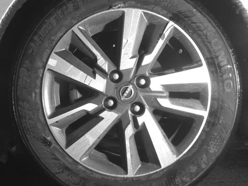 Used 2025 Nissan Versa SV image 12