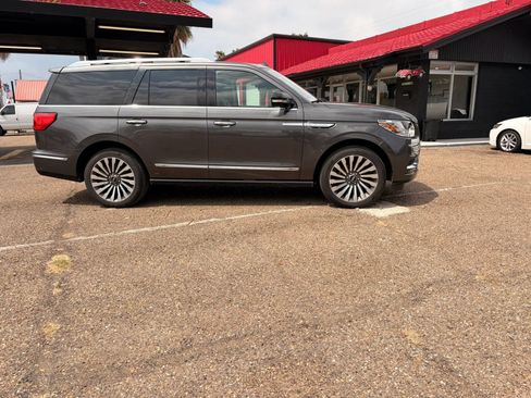 Used 2018 Lincoln Navigator Reserve w/ Technology Package AWD/4WD image 3