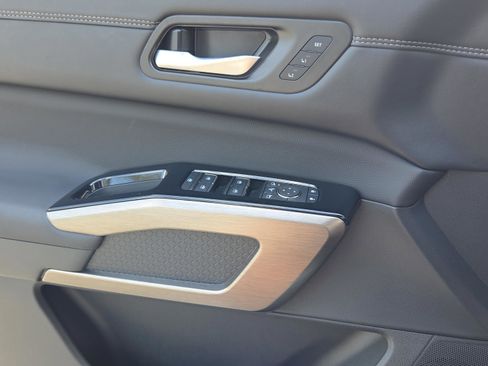 Certified 2025 Nissan Pathfinder Platinum FWD image 25
