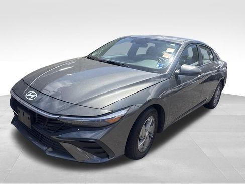 Used 2025 Hyundai Elantra SE FWD image 3
