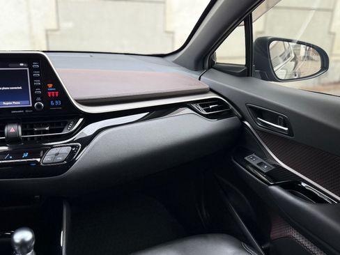 Used 2019 Toyota C-HR Limited FWD image 21