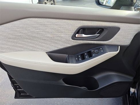 Used 2023 Nissan Rogue SV image 13