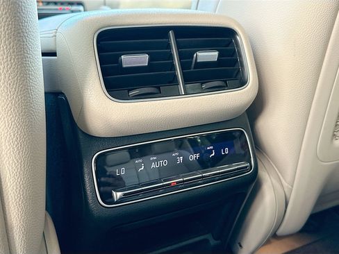 Used 2025 Mercedes-Benz GLS 450 4MATIC image 27