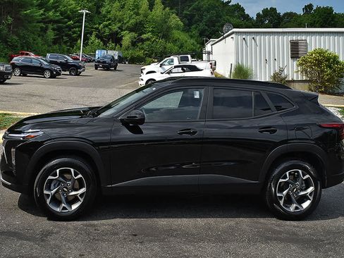 Used 2025 Chevrolet Trax LT w/ LT Convenience Package FWD image 4