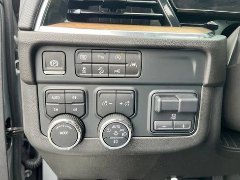 Used 2025 Chevrolet Tahoe High Country AWD/4WD image 34