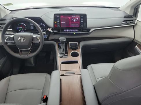 Used 2024 Toyota Sienna XLE FWD image 15
