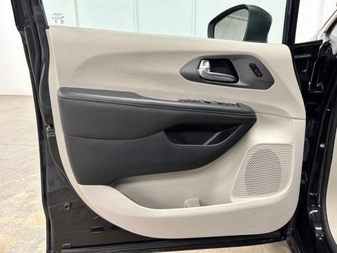 Used 2023 Chrysler Pacifica Touring-L FWD image 17