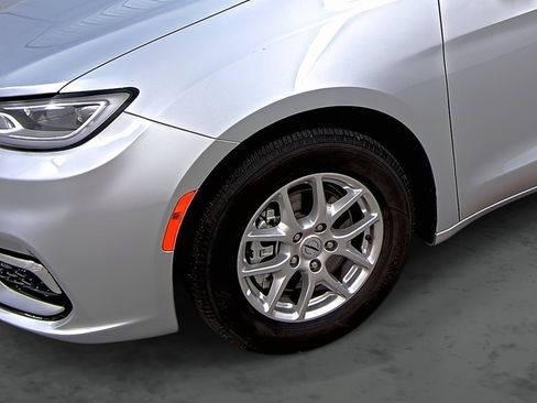 Used 2024 Chrysler Pacifica Touring-L image 7