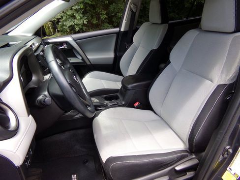 Used 2016 Toyota RAV4 XLE FWD image 12