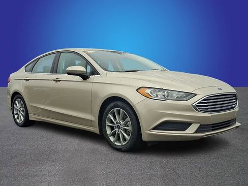 Used 2017 Ford Fusion SE w/ Fusion SE Technology Package image 3