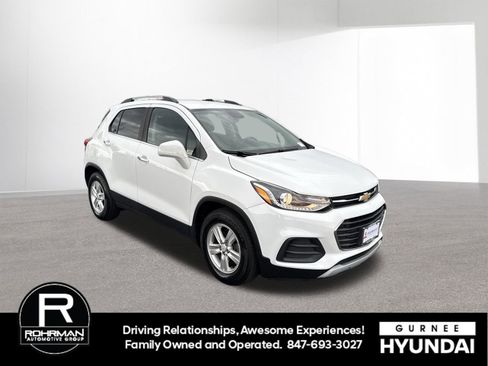 Used 2018 Chevrolet Trax LT w/ LT Convenience Package FWD image 2