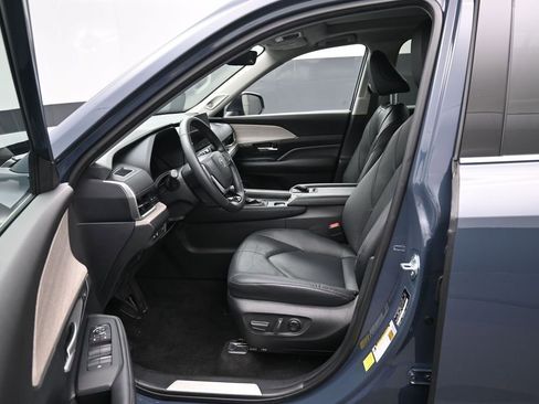 Certified 2025 Toyota Grand Highlander AWD image 11