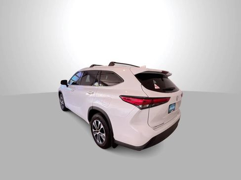 Used 2022 Toyota Highlander XLE AWD/4WD image 6