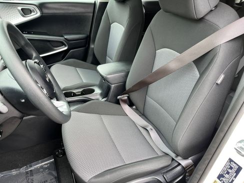 Used 2025 Kia Soul LX w/ LX Technology Package image 32