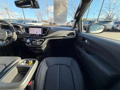 Certified 2025 Chrysler Pacifica Select image 21